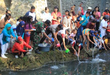 Jalan Sehat, Senam Masal dan Pelepasan Bibit Ikan di Pajangan 