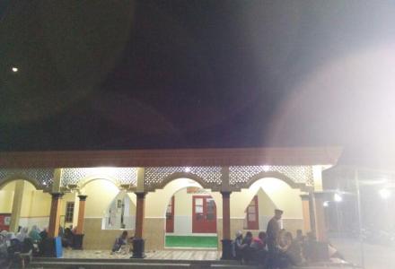 Menjaga Tradisi, Puluhan Pemuda Takbiran di Masjid Fathul Huda Mangir Semalaman.