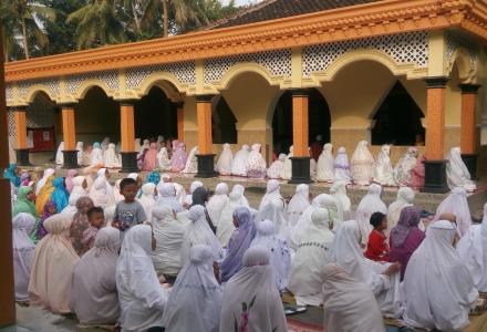 Ratusan Jamaah Mangir Padati Masjid Fathul Huda 