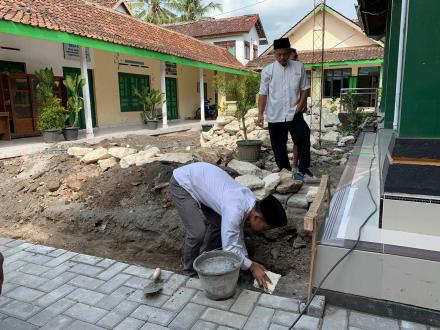Peletakan Batu Pertama Pembangunan Pendopo dan Obyek Wisata Sendang Ayu oleh Lurah Sendangsari